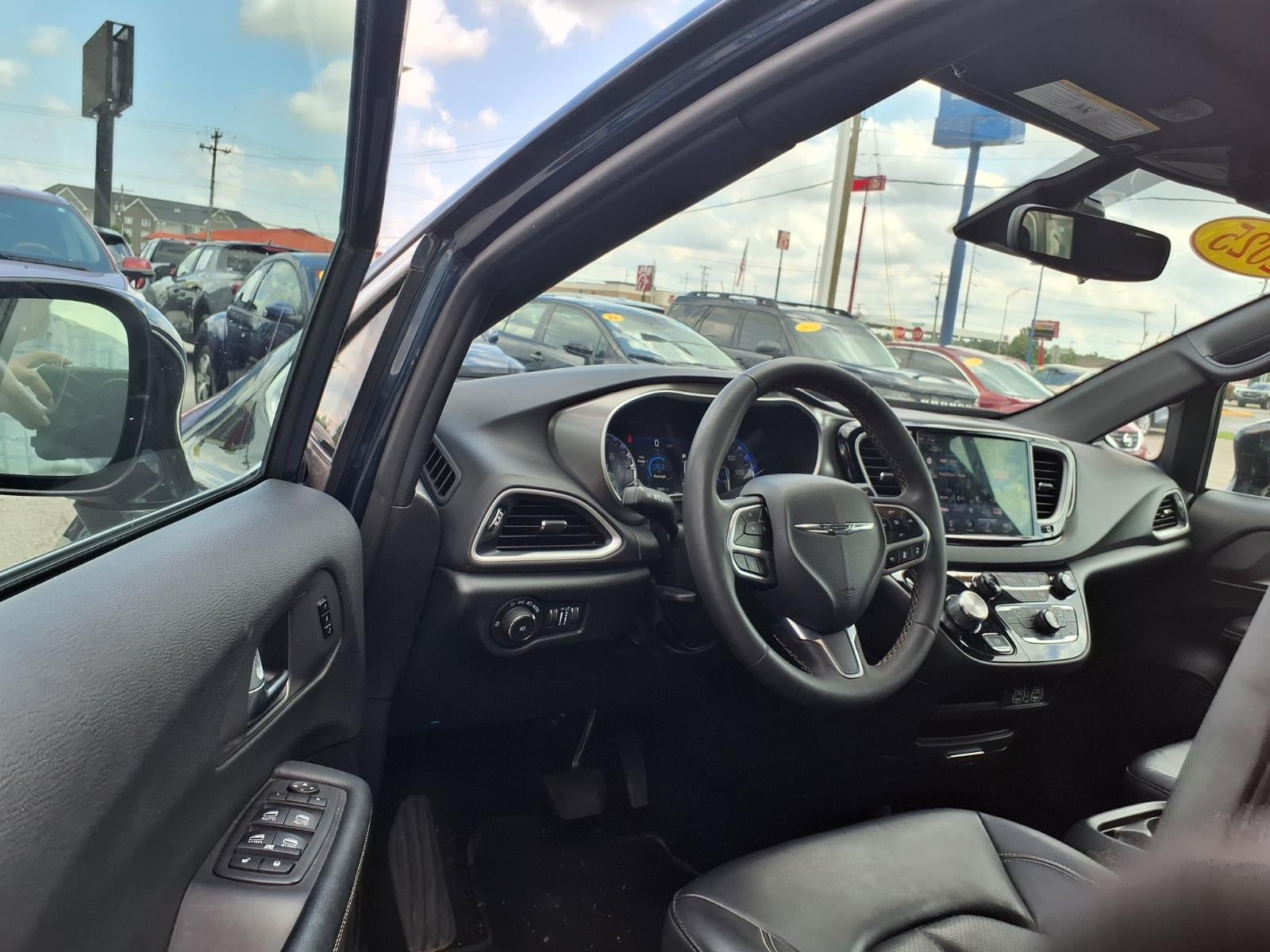 2025 Chrysler Pacifica Select