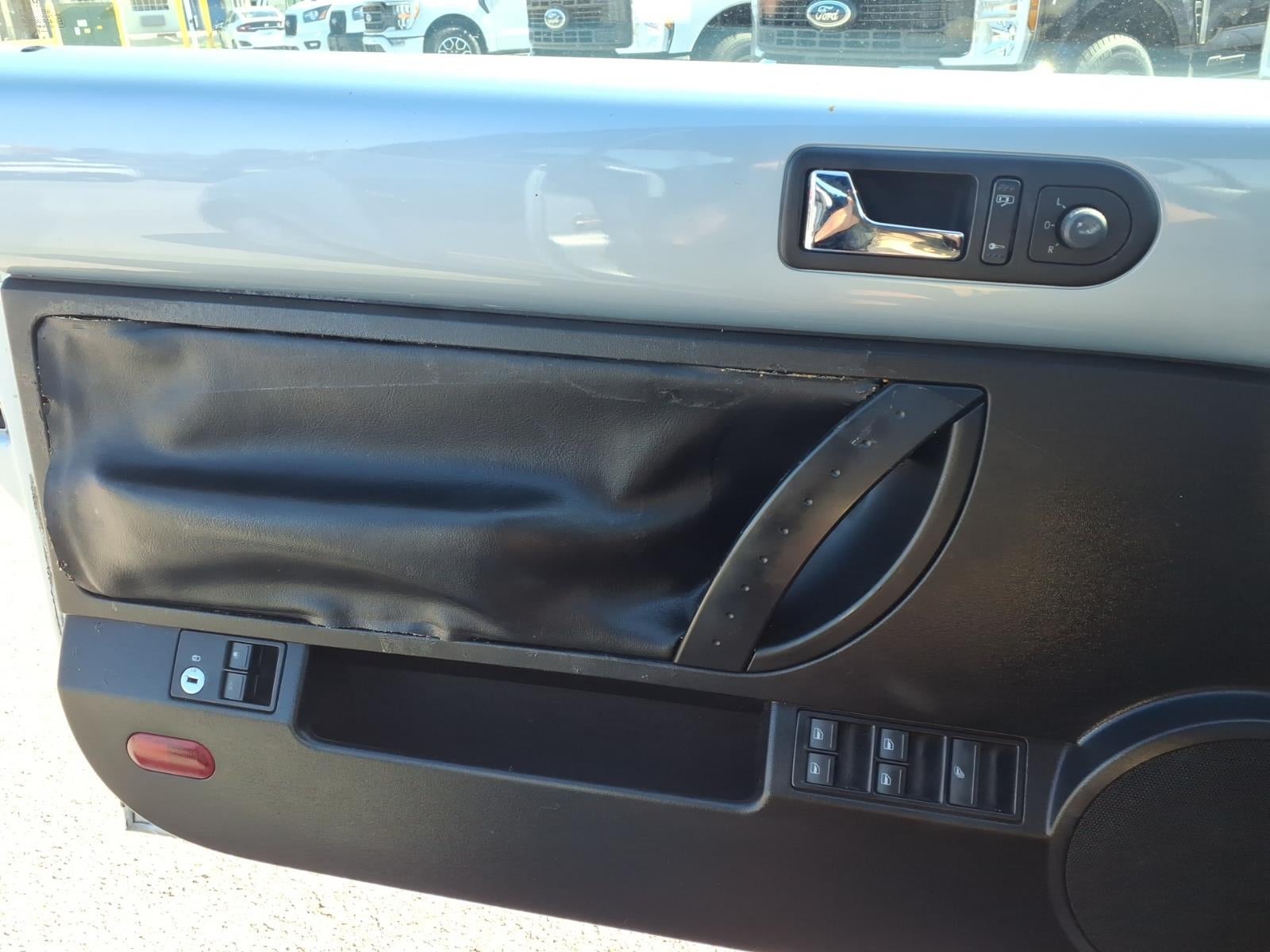 2010 Volkswagen New Beetle 2dr Auto