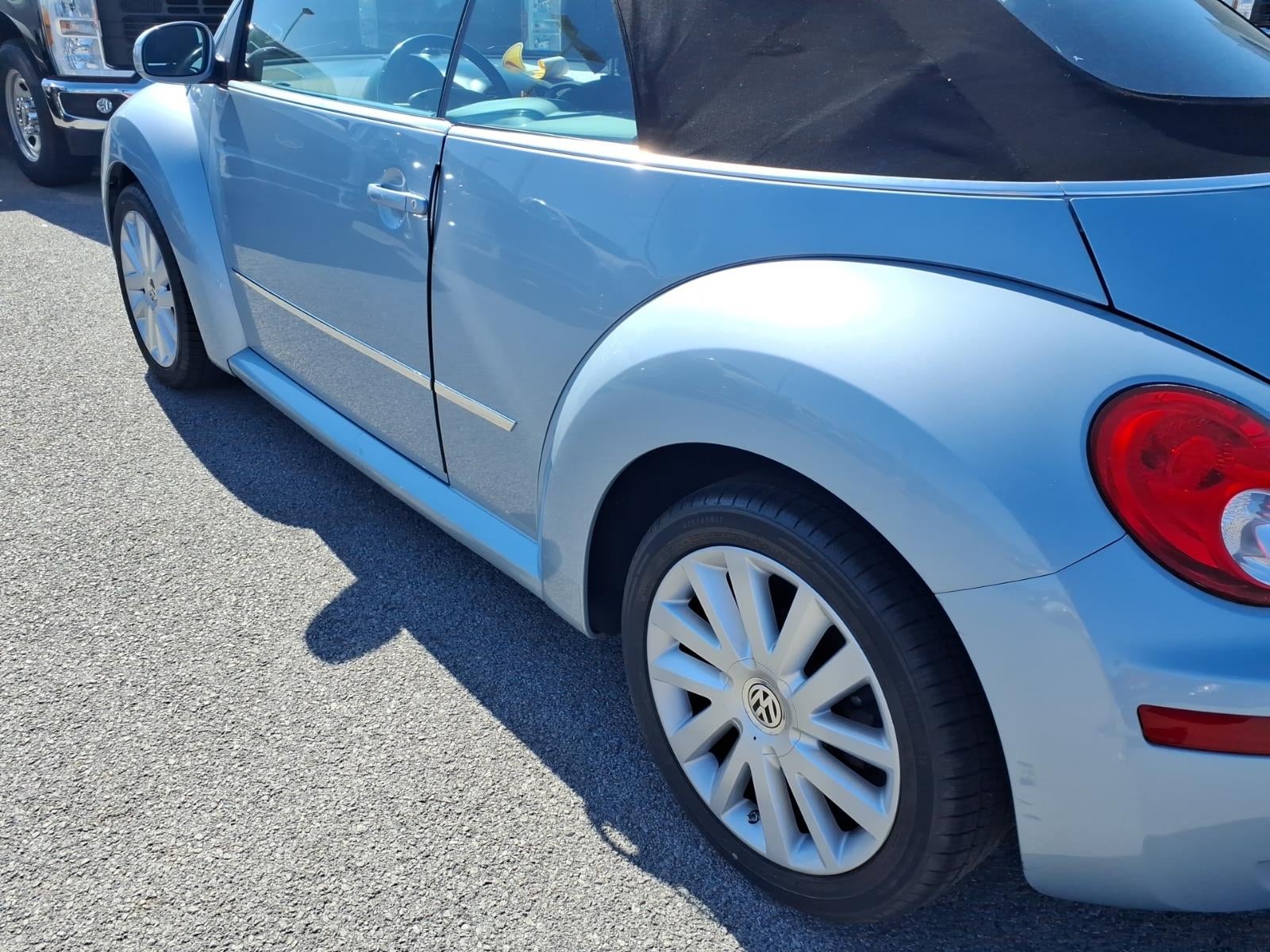 2010 Volkswagen New Beetle 2dr Auto