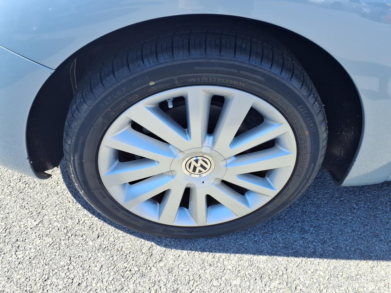 2010 Volkswagen New Beetle 2dr Auto