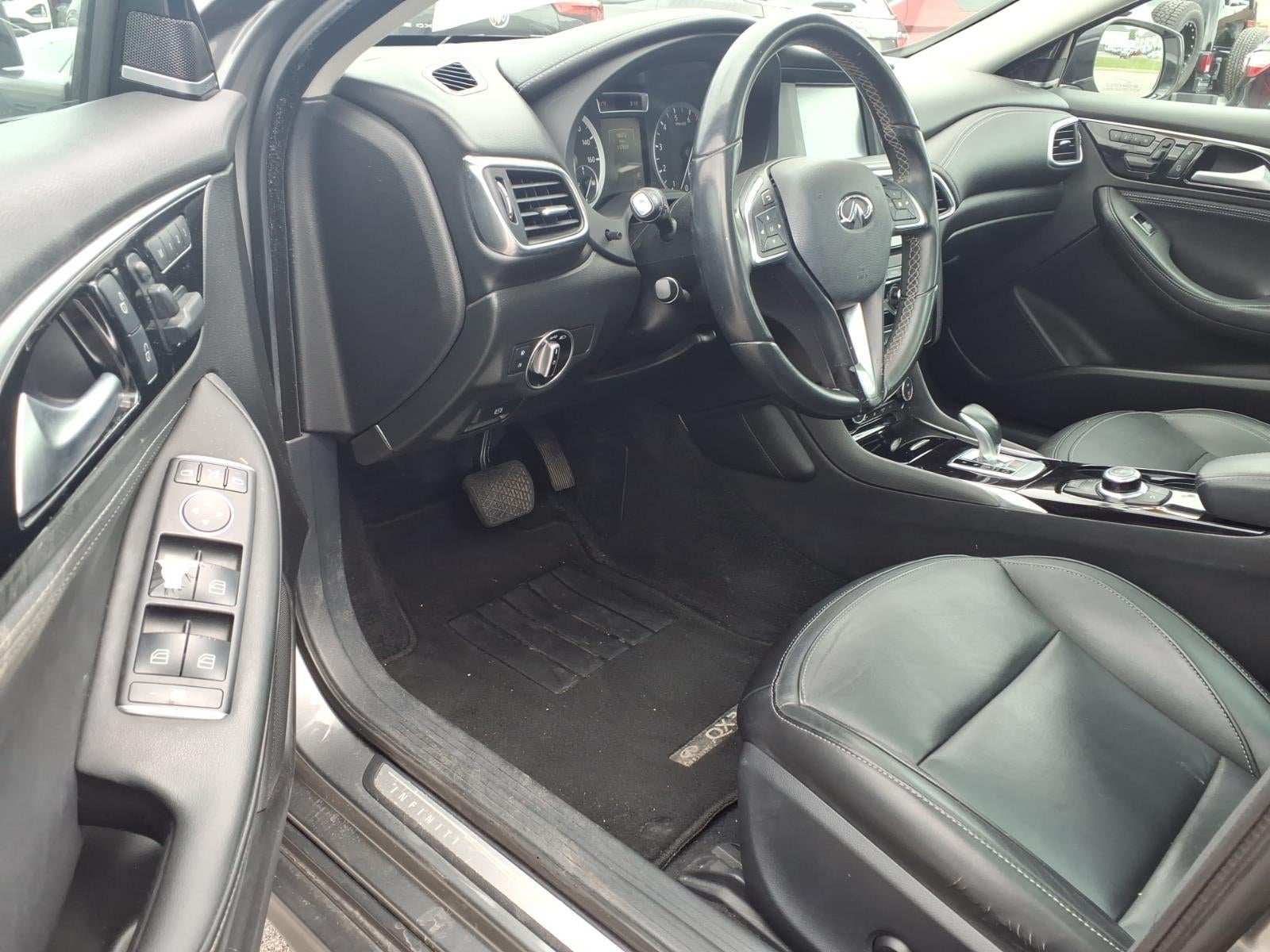 2017 INFINITI QX30 Premium