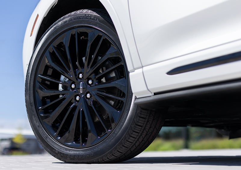 The stylish blacked-out 20-inch wheels from the available Jet Appearance Package are shown. | Greenwood Lincoln in Bowling Green KY