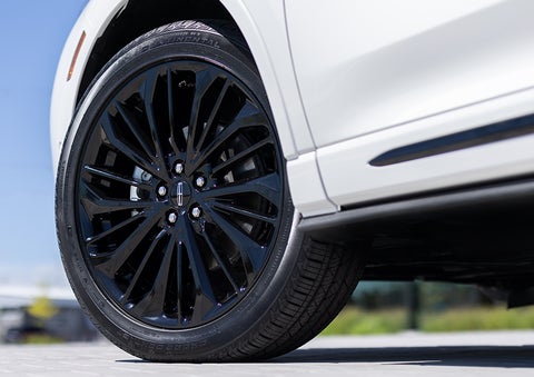 The stylish blacked-out 20-inch wheels from the available Jet Appearance Package are shown. | Greenwood Lincoln in Bowling Green KY