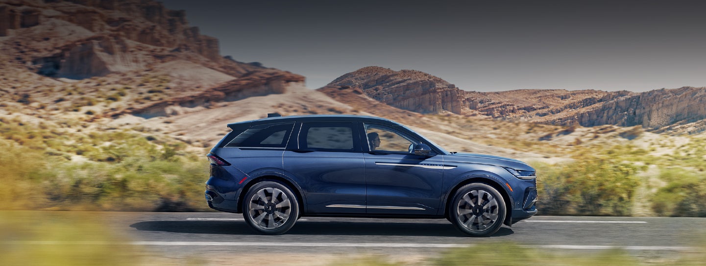 A 2024 Lincoln Nautilus® SUV is being driven in a desert setting. | Greenwood Lincoln in Bowling Green KY