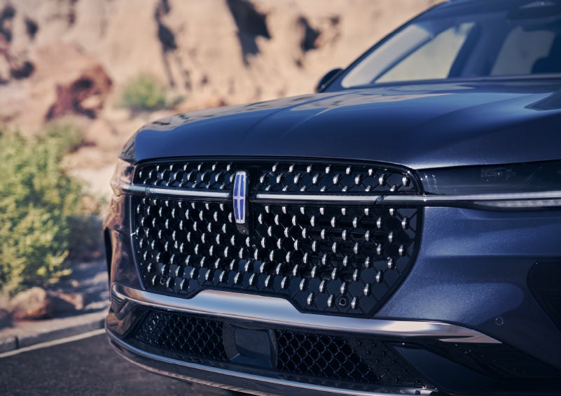 The stylish grille of a 2024 Lincoln Nautilus® SUV sparkles in the sunlight. | Greenwood Lincoln in Bowling Green KY