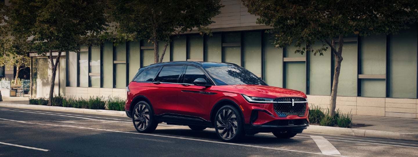 A 2025 Lincoln Nautilus® SUV with an available hybrid powertrain is parked in an urban setting. | Greenwood Lincoln in Bowling Green KY