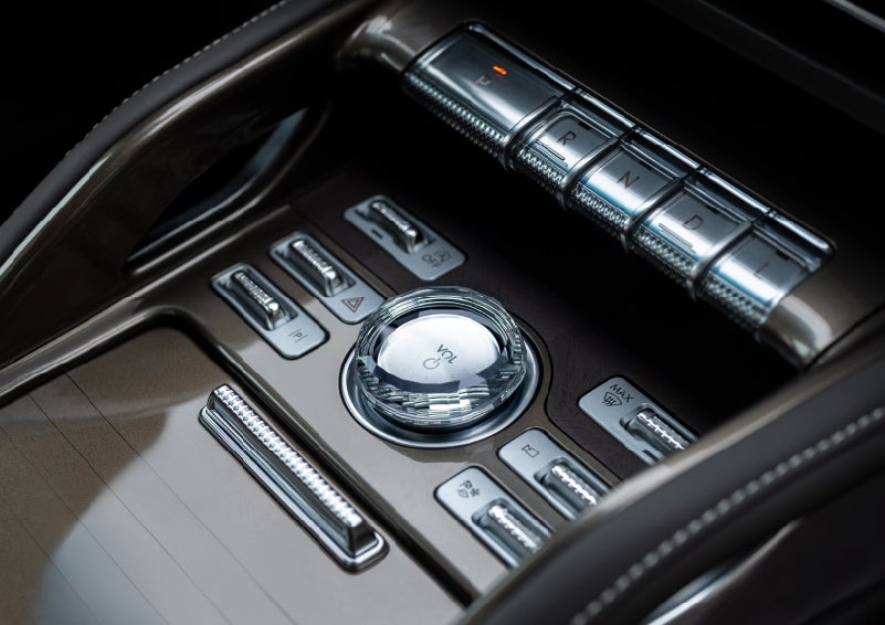 A crystal-inspired volume knob is shown in the center floor console of a 2025 Lincoln Nautilus® SUV. | Greenwood Lincoln in Bowling Green KY