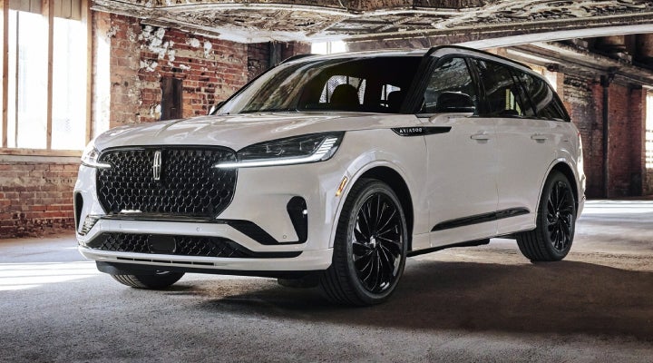 A 2026 Lincoln Aviator® SUV is shown with the available Jet Appearance Package. | Greenwood Lincoln in Bowling Green KY