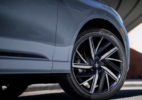 The wheel of the 2027 Lincoln Aviator® Black Label™ SUV is shown slightly angled out. | Greenwood Lincoln in Bowling Green KY