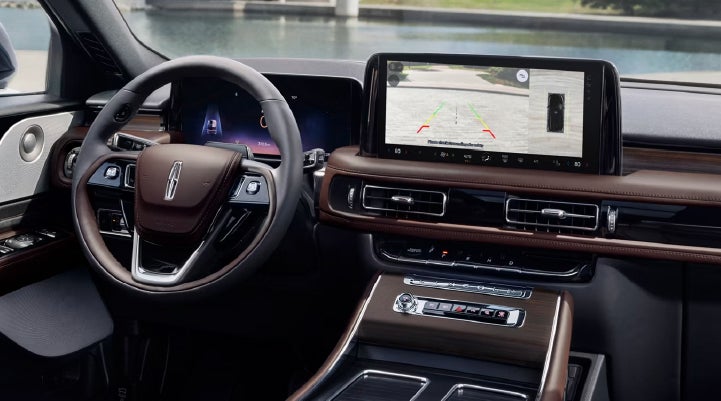 The backup camera of the 2027 Lincoln Aviator® SUV is displayed on screen. | Greenwood Lincoln in Bowling Green KY